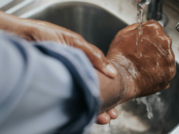 Incorporar soluciones alcohólicas y aplicar la técnica adecuada fortalece la seguridad del paciente y del personal