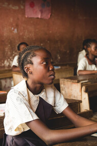 Una niña presta atención en un salón de clases en Lagos, Nigeria