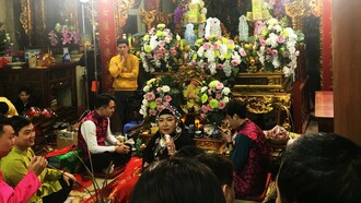 On the occasion of the annual spring festival in Vietnam, artists, along with mediums and spirit mediums from various local communities across the country, participated in Hau Dong performance