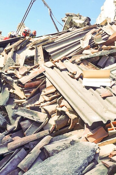 Il terremoto del 2016 ha devastato il cuore dell’Italia, colpendo duramente comunità come Amatrice, Accumoli e Arquata del Tronto. La foto è stata scattata a Amatrice, dopo il terremoto