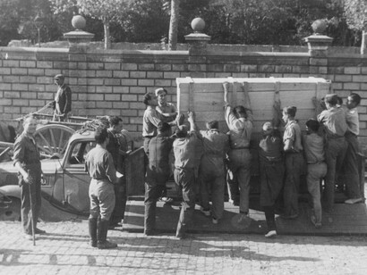 Arrival at the France Station of the works evacuated to Geneva at the end of the war. Courtesy of the National Art Museum of Catalonia. Photography by Carlos Pérez de Rozas. Barcelona Photographic Archive