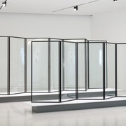 Cerith Wyn Evans, Formas no espaço… pela luz (no tempo), vista da exposição. Cortesia do MAAT