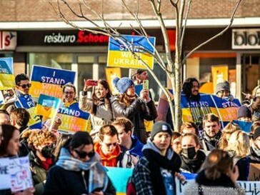 Rassemblement contre la guerre à Maastricht aux Pays-Bas en défense de la souveraineté de l’Ukraine et contre les actions du gouvernement russe le 26 février 2022