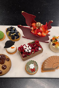 Alessandra Banfi es una chef pastelera venezolana cuya pasión por la repostería la ha llevado a destacarse internacionalmente, combinando creatividad, tradición y técnicas innovadoras en cada una de sus creaciones