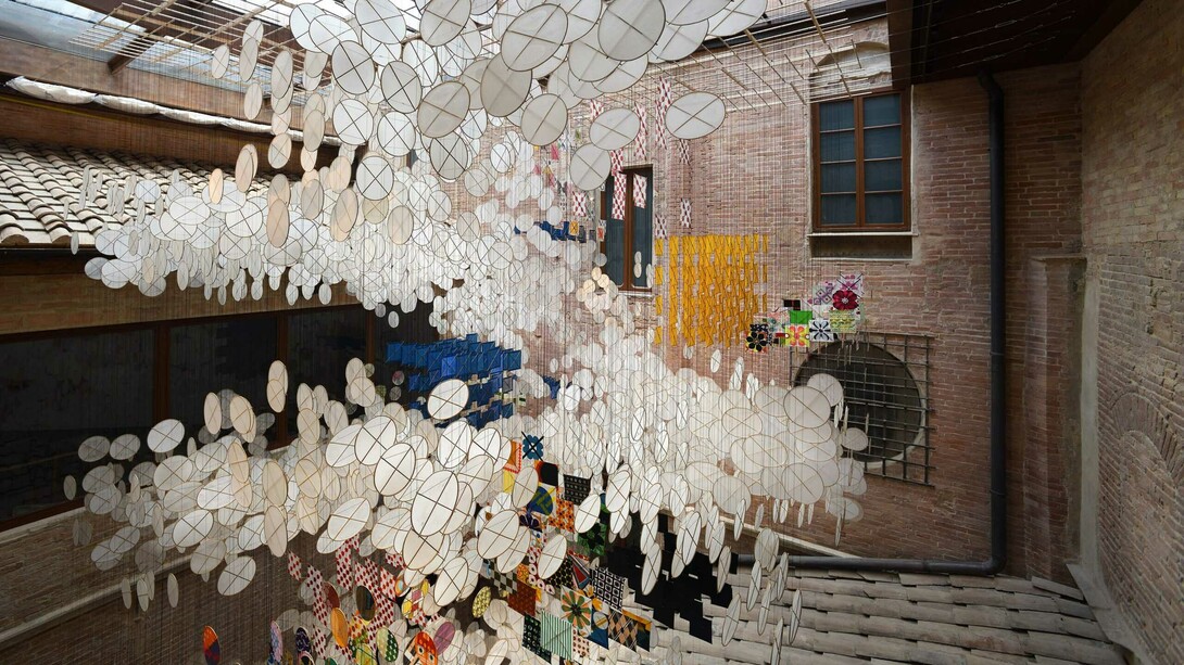 Jacob Hashimoto, Path to the sky, exhibition view. Courtesy of Studio La Città