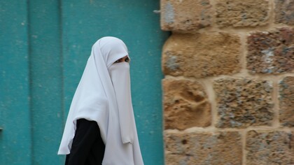 Donna con un niqab bianco, Acri, Israele 
