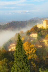 Above Montecchio Maggiore, the twin castles of Bellaguardia and La Villa face each other in silence—where Romeo and Juliet were imagined, but never kissed