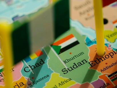 Recorte de mapa da África. Vai ser muito difícil separar estes três poderes nem a custo de um milagre químico, pois, esta mistura dos três poderes ficou tão confusa e homogénea que já nem se percebe o fundo e a essência dos mesmos, mas seria bom que se tentasse, visto que, a independência destes poderes seria um ganho para a imagem da nação africana para os tempos modernos, a anarquia é tanta que se perdeu a essência do certo ou errado