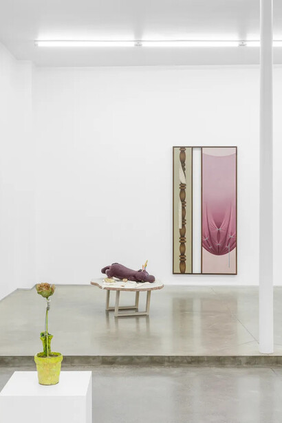 Various artists, Props, exhibition view. Courtesy of Galerie Derouillon