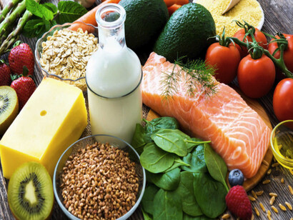 Una dieta rica en frutas y verduras, y el aumento del consumo de nueces y de pescado azul, así como de lácteos, para asegurar el aporte necesario de calcio