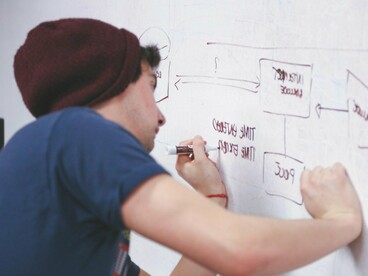 A tecnologia, em sua melhor versão, sempre foi aliada desse processo. O lápis, o papel, a calculadora, o computador, todos ampliaram nossas capacidades. Mas agora estamos diante de algo diferente. A IA não apenas amplia: ela antecipa, substitui, responde antes que a pergunta amadureça