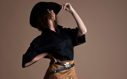 Cappello texano con camicia in puro cotone, gonna in eco suede e cintura con pietre