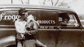 Fotografia, circa 1940, 118 × 84 mm, provenienza: USA, pp. 130-131, courtesy of the Nini-Treadwell Inc. © 2025 “Loving II" by 5 Continents Editions
