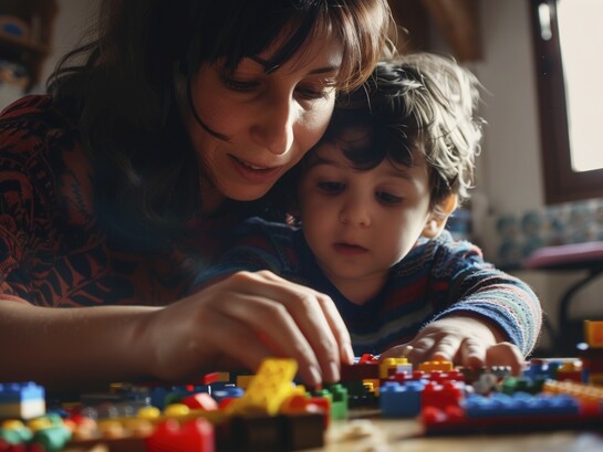 Embora o conhecimento sobre as deficiências tenha relevância, tanto esse campo quanto a educação não devem se orientar pelas limitações individuais; ao contrário, o enfoque deve recair sobre o modelo social de inclusão, que valoriza a singularidade de cada pessoa e busca atenuar ou eliminar as barreiras do ambiente que dificultam a plena participação da pessoa com deficiência na escola e na sociedade