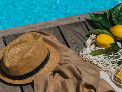 São seis da manhã; o sol ainda espreita, tímido, por detrás dos coqueiros artificiais de um *resort* algarvio ou de uma ilha qualquer do Pacífico. A maioria dos hóspedes ainda dorme, embalados pelos mojitos da véspera ou porque adormeceram tarde a ouvir o bebé no quarto ao lado que não parava de chorar