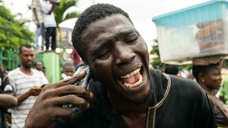 Homem canta em manifestação de rua na Nigéria. Todas as liberdades individuais e fundamentais encontram-se asfixiadas e constantemente são atropeladas pelos políticos para satisfazer os seus desejos e caprichos, falar de justiça em África é como procurar agulha no palheiro no meio da noite. Os tribunais e a polícia são  conotados como estando ao serviço das lideranças que governam os destinos do pais, procurar por uma justiça “justa” pelo lado de África é quase que impossível, a política e a corrupção sequestraram o direito a justiça dos povos africanos, magistrados competentes que deviam garantir no mínimo uma justiça que espelha-se a transparência e celeridade, mas a covardia e inoperância cognitiva, lhes levou a cooperar e a vender os seus créditos aos desígnios políticos maldosos, que transformaram a máquina da justiça a seu favor obrigando e coagindo os magistrados a manipularem sentenças e fazerem vista grossa nos processos judiciais para beneficiar seus interesses