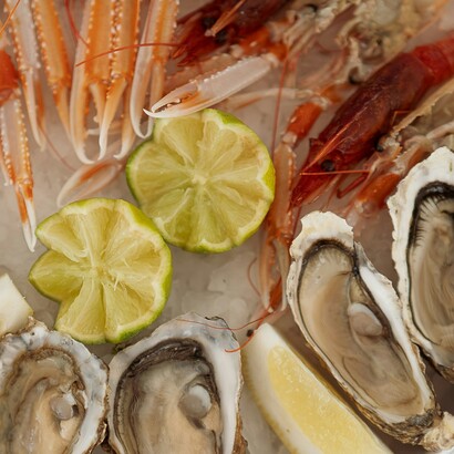 Tra gli ingredienti principali spiccano ricci di mare, cozze, vongole, ostriche, polpo, gamberi e seppie, tutti rigorosamente freschi e appena pescati  