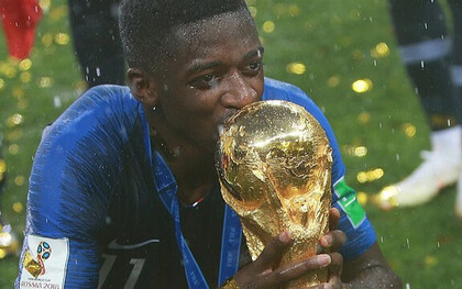Le footballeur français Ousmane Dembélé, lauréat du Ballon d'or 2025, brandissant le trophée de la Coupe du monde de la FIFA après la finale du tournoi, le 15 juillet 2018