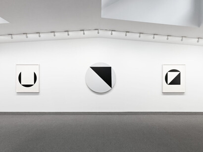 Leon Polk Smith, Circle and square, 1948-1987, exhibition view. Courtesy of Krakow Witkin Gallery