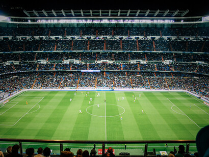 Vue panoramique du mythique Santiago Bernabéu à Madrid en Espagne, où le Real Madrid affronte son adversaire sous les yeux de milliers de supporters