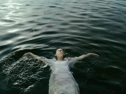 Esses espaços não precisam ser longos — muitas vezes, dois minutos bastam. O que importa é permitir que a mente desacelere, respire e se reconecte com o próprio ritmo. Com o tempo, começam a surgir efeitos colaterais positivos: mais clareza, mais paciência, mais presença