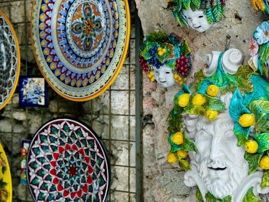 Nella Costiera Amalfitana e a Vietri sul Mare, la ceramica è un’arte antica tramandata da generazioni, famosa per i colori vivaci e i motivi ispirati al mare e ai limoni
