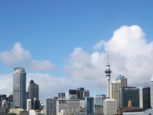 Cruzar el mundo digitalmente me toma lo que dura un clic y me cuesta apenas unos cuantos megabits por segundo.  Horizonte de Auckland, Nueva Zelandia