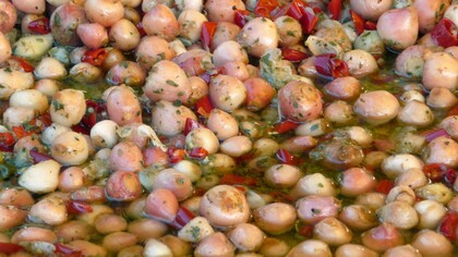 I lampascioni sono piccoli bulbi selvatici dal sapore amarognolo, molto usati nella cucina tradizionale pugliese e lucana. Una delle preparazioni più diffuse è quella dei lampascioni è lessati e conditi con olio extravergine d’oliva, aceto, aglio e prezzemolo