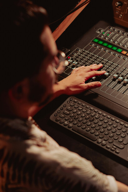 A internet e o mp3 revolucionaram a troca de músicas online, desafiando as gravadoras e transformando o mercado musical globalmente