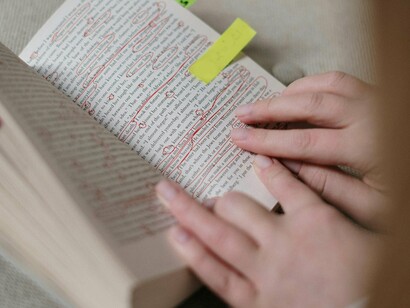 Mulher revisa texto. Quando me deparo com cochilos em textos, fico curioso em saber o que teria levado o autor a, como se diz popularmente, dormir no ponto. Dizer que estava quase dormindo ou que estava distraído não me satisfaz. Fico curioso em tentar identificar o processo mental que levou o autor a dormitar naquela passagem do texto