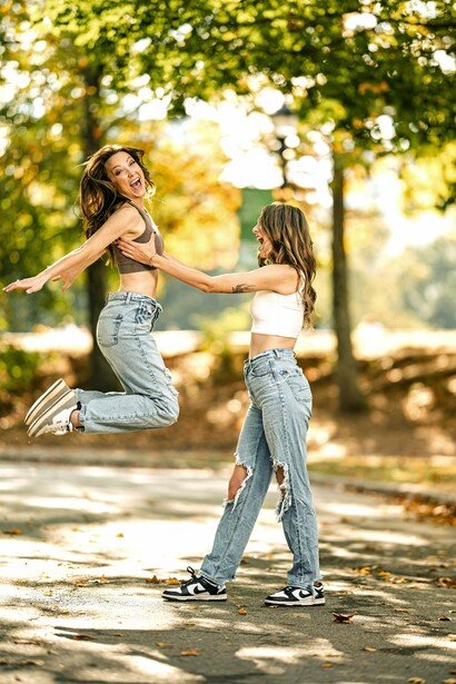 Uma das tendências centrais para 2026 é o minimalismo funcional. As peças deixam de ser concebidas apenas com base na estética e passam a integrar soluções práticas no seu design. Casacos modulares, vestidos reversíveis, camisas ajustáveis, calças com sistemas de adaptação e peças pensadas para várias estações refletem esta abordagem. A versatilidade assume um papel fundamental, permitindo que uma única peça tenha múltiplas utilizações ao longo do tempo. O guarda-roupa torna-se mais compacto, mas também mais eficiente e coerente