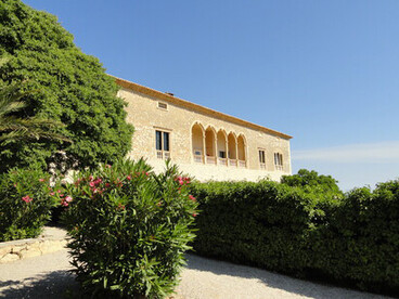 En el otoño de 1884, Sissi llegó a las costas de Alicante debido a una tormenta que obligó a su yate a refugiarse en el puerto.Finca "Son Marroig", Alicante, España