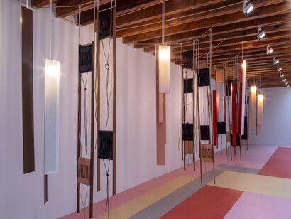 Leonor Antunes, Superficie, borde y vacíos (expandidos), vista de exhibición. Cortesía de kurimanzutto