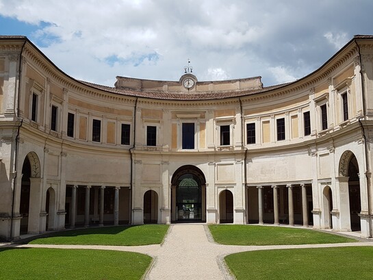 La votazione definitiva degli "Amici della domenica" che proclama l'opera vincitrice del Premio Strega avviene tradizionalmente il primo giovedì del mese di luglio nel ninfeo del Museo nazionale etrusco di Villa Giulia a Roma. In copertina Villa Giulia, Roma, Italia