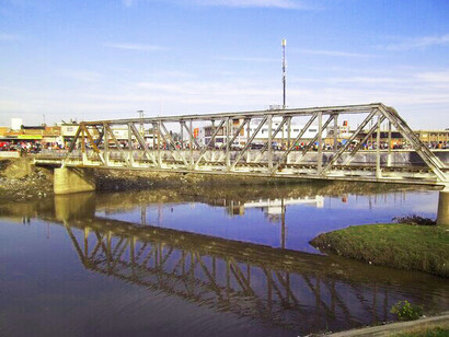 Puente del FCGB sobre el río Matanza desde Villa Madero. Adosado al puente ferroviario se encuentra una pasarela peatonal, 2012. Partido de la Matanza, provincia de Buenos Aires, Argentina