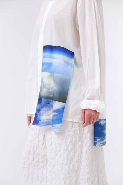 Satoshi Hirose, Hanging skies shirt. Cortesia di CSArt - Comunicazione per l'Arte