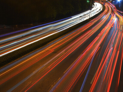 Frente al imperio del rendimiento, de la eficacia, de la multitarea como religión y del “yaísmo” como norma, la lentitud se presenta no como una carencia, sino como una virtud olvidada