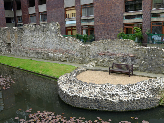 Cuando las fronteras amplias se ...La muralla del Londres romano Los residentes construyeron una muralla de piedra alrededor de Londinium alrededor del año 200 d. C., aunque es posible que existiera una fortificación mucho anterior