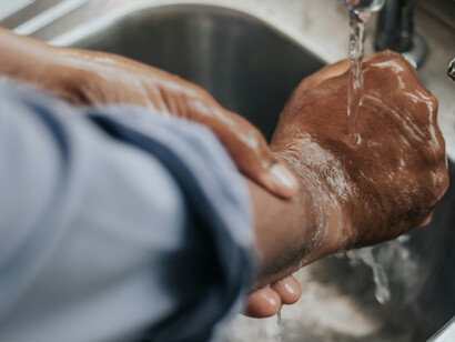 Incorporar soluciones alcohólicas y aplicar la técnica adecuada fortalece la seguridad del paciente y del personal