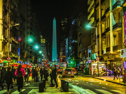 La famosa Calle Corrientes por la noche, Buenos Aires, Argentina