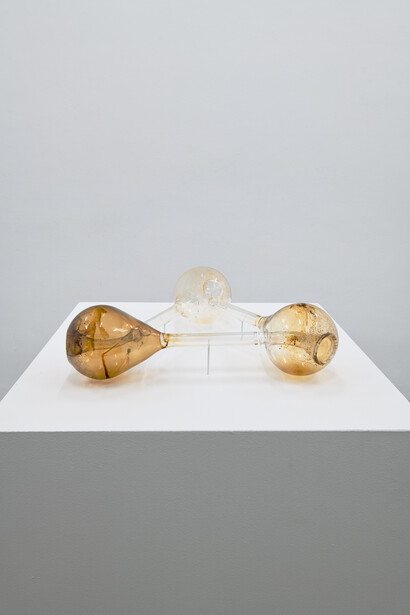 Jeremy Shaw, Towards logarithmic delay, exhibition view. Courtesy of Secession