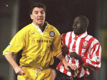 Durante 53 minutos, un jugador prácticamente desconocido cumplió el sueño de millones: disputar un partido en la Premier League. No por talento, ni por trayectoria, sino por audacia, suerte y un engaño telefónico. Southampton, Inglaterra