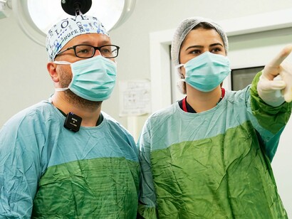 A judicialização da saúde envolve diferentes tipos de ações. Algumas são movidas contra o Estado, para garantir o fornecimento de medicamentos de alto custo, tratamentos especializados ou vagas em hospitais. Outras são contra planos de saúde, por negativa de cobertura ou atendimento inadequado