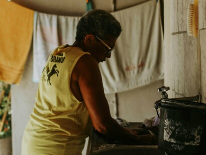 A escravidão moderna é silenciosa, mas brutal. Ela se esconde atrás de vínculos afetivos, de promessas de acolhimento, de discursos de cuidado. Mas o cuidado sem liberdade é controle. O afeto sem salário é exploração. A adoção sem consentimento é posse