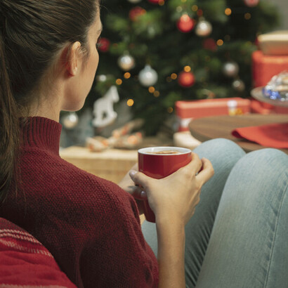 Entre fachadas brillantes y noches ruidosas, la memoria camina despacio, buscando una mano que ya no está pero todavía abriga