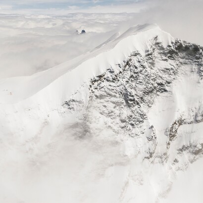 Ogni strato di ghiaccio è una pagina di memoria che parla di temperature, atmosfere e cambiamenti ormai in atto. Massiccio Grand Combin, Svizzera