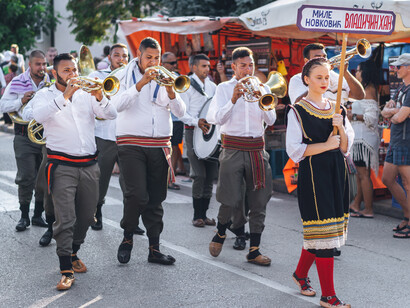 En 1961, se celebró el primer Festival de Trompetas de Guča. Desfile de participantes del Festival de Trompetas de Guča, 2018, Serbia