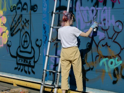 Além disso, a arte promove o acolhimento coletivo. Em comunidades, projetos culturais mostram resultados significativos na redução de índices de violência, no fortalecimento de vínculos sociais e na prevenção de problemas de saúde mental. O simples ato de se reunir para cantar ou pintar um mural amplia redes de apoio e fortalece a resiliência comunitária