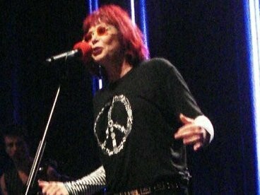 Rita Lee em show no Rio de Janeiro, 2009. Na figurativização, a metáfora da “ovelha” ganha centralidade. Tradicionalmente, a ovelha é um animal que vive em rebanho, guiado por um pastor e pode ser associado tanto à figura de Deus quanto, no contexto histórico da canção, aos militares que exerciam o controle autoritário sobre a sociedade. Ao se identificar como “ovelha negra”, a personagem marca sua diferença em relação ao grupo homogêneo, que compartilha os mesmos valores e princípios. Essa distinção a coloca em posição de deslocamento e resistência, ainda que ao custo de abandonar o conforto da coletividade