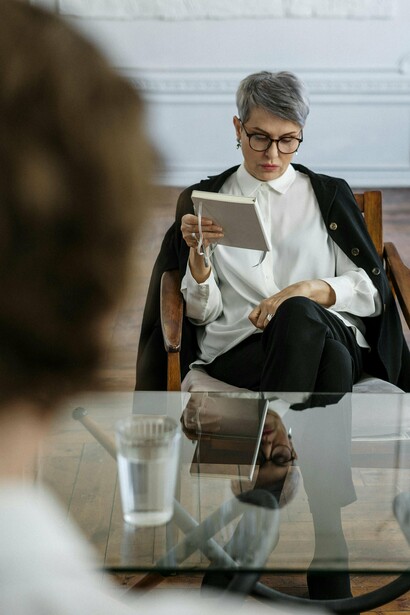 Segundo dados do Conselho Federal de Psicologia, o Brasil possui cerca de 2,1 psicólogos para cada 1.000 habitantes, um número bem inferior à média de 6,1 profissionais encontrada em países desenvolvidos. A Organização Mundial da Saúde (OMS) também ressalta que, em muitos locais, há menos de 1 profissional de saúde mental disponível para cada 10.000 pessoas

